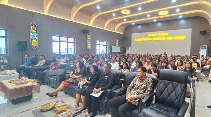 NATAL: Pj Sekda Barito Selatan, Ita Minarni, menghadiri perayaan Natal keluarga besar Dinas PUPR Barsel di Aula PUPR, Sabtu (24/1).