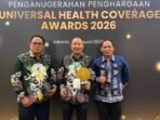 Barsel PENGHARGAAN: Bupati Barsel Eddy Raya Samsuri saat menerima penghargaan UHC Awards dari BPJS Kesehatan di Jakarta, Selasa (27/1).