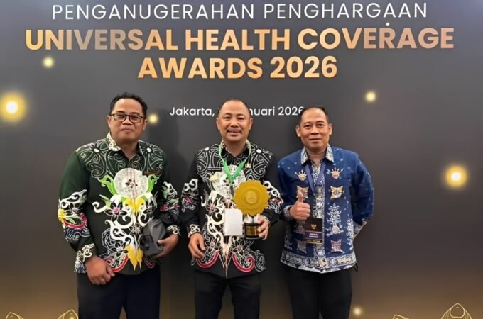 Barsel PENGHARGAAN: Bupati Barsel Eddy Raya Samsuri saat menerima penghargaan UHC Awards dari BPJS Kesehatan di Jakarta, Selasa (27/1).