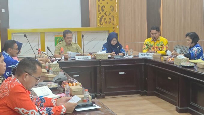 Barsel PEMBAHASAN: Wakil Bupati Barsel, Khristianto Yudha didampingi Kepala Bapenda Barsel, Selviriyatmi saat menggelar rapat Revisi Retribusi Daerah di aula Setda Barsel.