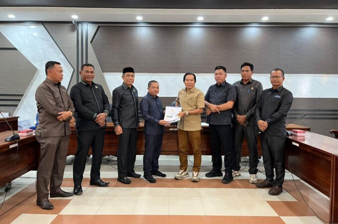 PENYERAHAN LHP: Wakil Ketua II DPRD Kapuas Berinto menyerahkan LHP BPK RI kepada Wakil Pansus DPRD Kapuas Algrin Gasan untuk ditindak lanjuti sesuai ketentuan UU dan Jadwal Banmus.