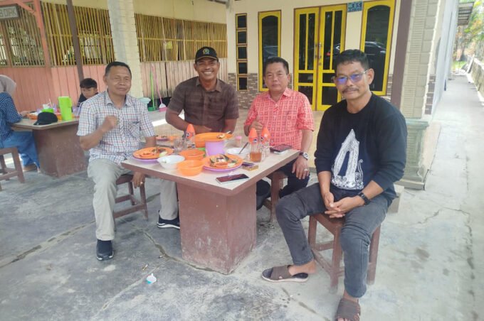 DPRD Kabupaten Kapuas BERSAMA BUPATI: Anggota DPRD Kapuas Suprianto mendampingi Bupati Kapuas H Wiyatno saat meninjau pembangunan di Kecamatan Tamban Catur.