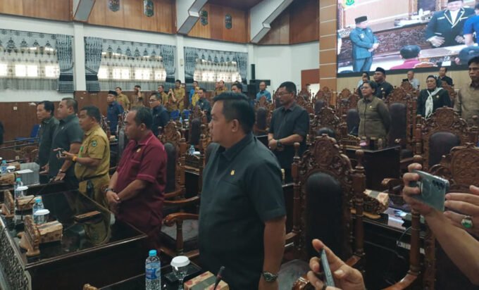 Paripurna: Anggota DPRD Kabupaten Kapuas saat mengikuti rapat paripurna belum lama tadi.