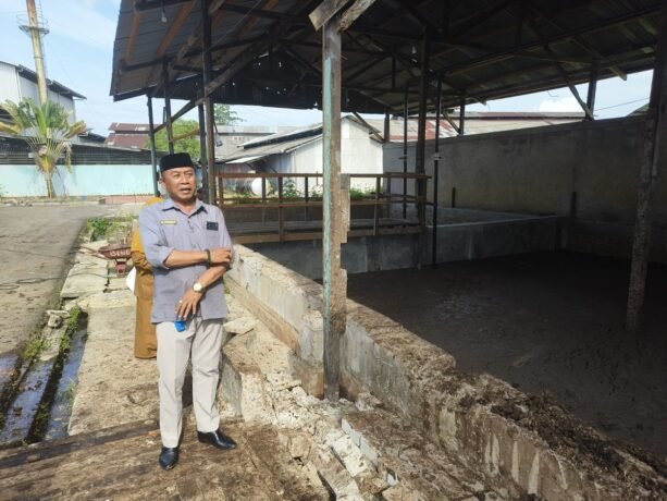 SIDAK: Ketua Komisi II DPRD Kotim, Akhyannor melakukan sidak pengolahan limbah di area PT Sampit, Senin (19/1).