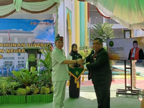 DPRD) Kabupaten Kotawaringin Timur CENDERA MATA: Wakil Ketua I DPRD Kotim, Juliansyah saat menerima cendera mata dari Ketua PN Sampit, Benny Octavianus pada kegiatan laporan tahunan PN Sampit, Senin (19/1).