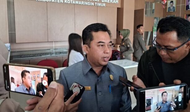 DIWAWANCARAI: Ketua DPRD Kotim, Rimbun saat diwawancarai awak media belum lama ini.