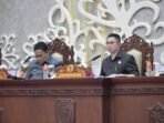 PIMPIN RAPAT: Wakil Ketua III DPRD Kalteng, Junaidi saat pimpin rapat penetapan Pansus Raperda PTSP di ruang rapat paripurna, Rabu (14/1).