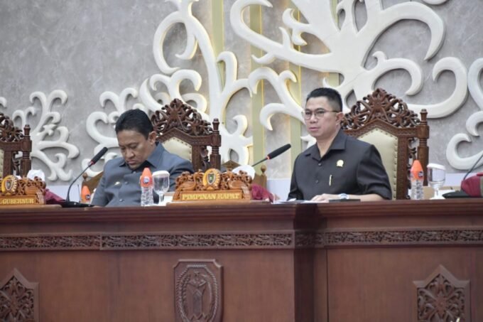 PIMPIN RAPAT: Wakil Ketua III DPRD Kalteng, Junaidi saat pimpin rapat penetapan Pansus Raperda PTSP di ruang rapat paripurna, Rabu (14/1).