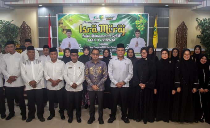 PENGURUS PHBI: Wali Kota Palangka Raya, Fairid Naparin dan Ketua PHBI Kota Palangka Raya HM Khemal Nasery foto bersama Pengurus PHBI Kota 2025-2029.