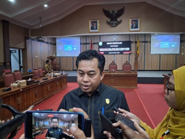 DIWAWANCARAI: Ketua DPRD Kotim, Rimbun saat diwawancarai awak media, belum lama ini.