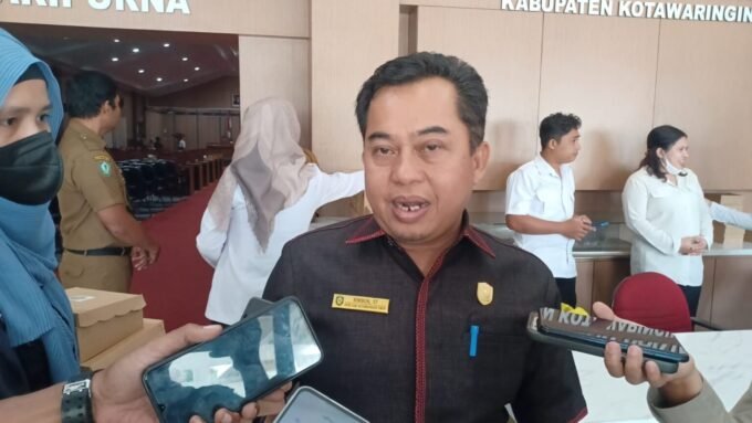 DIWAWANCARAI: Ketua DPRD Kotim, Rimbun saat diwawancarai awak media, belum lama ini.