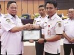 PENGHARGAAN: Bupati Katingan Saiful, ketika memberikan penghargaan kepada perangkat daerah yang dinilai dapat melakukan pengelolaan anggaran terbaik di tahun 2025 lalu, Rabu (14/1).