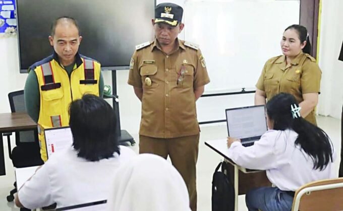 PENINJAUAN: Wakil Bupati Katingan Firdaus, ketika mendampingi kunjungan kerja Asisten Intelijen Kejaksaan Tinggi (Kejati) Kalimantan Tengah Hendri Hanafi SH MH, dalam rangka meninjau Sekolah Rakyat di Kabupaten Katingan, Selasa (20/1).