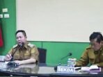 BERI ARAHAN: Bupati Katingan Saiful didampingi Sekda Christian Rain, ketika memimpin kegiatan rapat di ruang rapat Bupati Katingan, Senin (26/1).