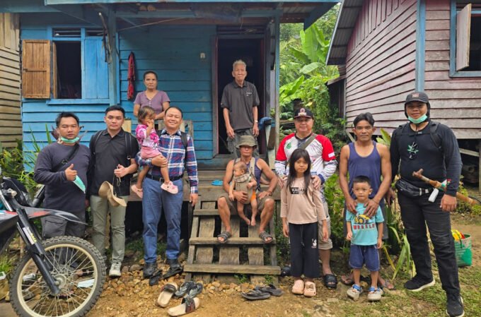 MERAKYAT: Sekda Kapuas Dr Usis I Sangkai saat melakukan kunjungan ke Desa Masupa Ria Kecamatan Mandau Talawang.