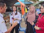 PEMANTAUAN: Kepala Diskominfostandi Katingan Hotden Manto Manalu (kiri) memantau langsung berbincang dengan warga, sekaligus memantau jaringan internet di lokasi kebakaran, Rabu (28/1).