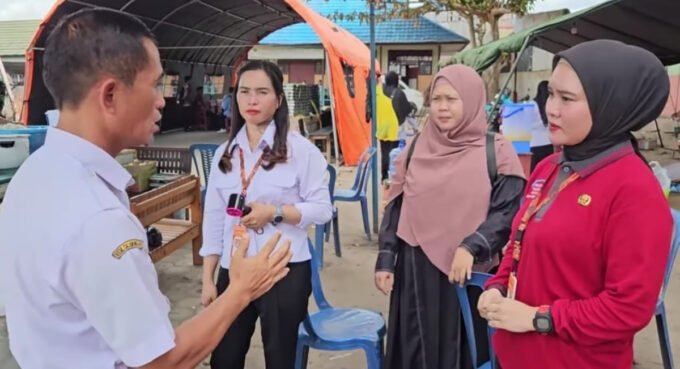 Katingan PEMANTAUAN: Kepala Diskominfostandi Katingan Hotden Manto Manalu (kiri) memantau langsung berbincang dengan warga, sekaligus memantau jaringan internet di lokasi kebakaran, Rabu (28/1).