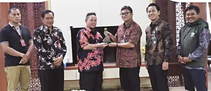 PENYERAHAN: Bupati Katingan Saiful ketika menyerahkan plakat kepada Balai TNBBBR wilayah II Kasongan, Jumat (24/1).