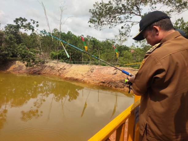 Katingan MEMANCING: Bupati Katingan Saiful, ketika memancing ikan di kolam yang baru dibuka di Kebun Raya Katingan, beberapa waktu lalu.
