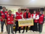 SALURKAN BANTUAN : Wakil Bupati Kotim, Irawati, Bersama Ketua PMI Kabupaten Kotim, Supian Hadi saat menyalurkan bantuan ke wilayah terdampak bencana di Kabupaten Aceh Tamiang, Provinsi Aceh, dan Kabupaten Langkat, Provinsi Sumatera Utara, Rabu (14/1).