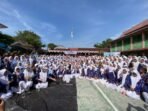KEBERSAMAAN: Wabup Kotim, Irawati berfoto bersama siswa SMP Negeri 2 Sampit, Rabu (21/1).