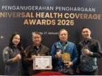 PENGHARGAAN: Pj Sekda Kotim, Umar Kaderi menerima penganugerahan UHC Awards 2026 yang digelar di JIExpo Kemayoran, Jakarta, Selasa (27/1).