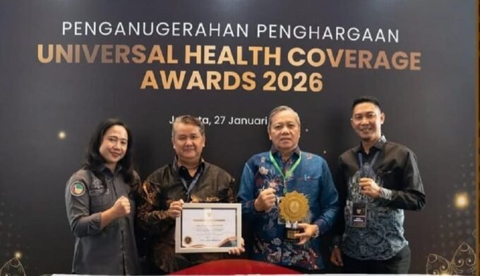 Kotawaringin Timur PENGHARGAAN: Pj Sekda Kotim, Umar Kaderi menerima penganugerahan UHC Awards 2026 yang digelar di JIExpo Kemayoran, Jakarta, Selasa (27/1).