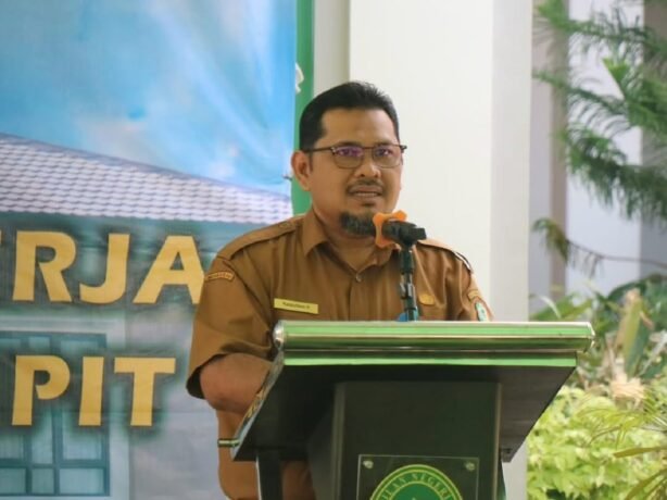 SAMBUTAN: Kepala Bagian Administrasi Pembangunan Setda Kotim, Kaspulzen Heriyanto saat menyampaikan sambutan saat kegiatan laporan tahunan Pengadilan Negeri Sampit, Senin (19/1).