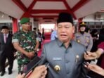 DIWAWANCARAI: Bupati Kabupaten Kotim, H Halikinnor saat diwawancarai awak media, belum lama ini.