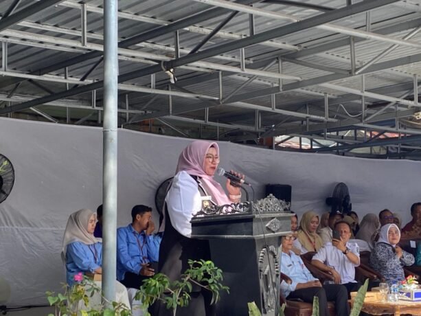 ARAHAN: Wabup Kotim, Irawati saat memberikan arahan kepada siswa SMPN 2 Sampit, Rabu (21/1).