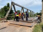 PERBAIKAN: Sejumlah pekerja dari Dinas SDABMBKPRKP melakukan perbaikan jembatan patah Sei Mentaya, belum lama ini.