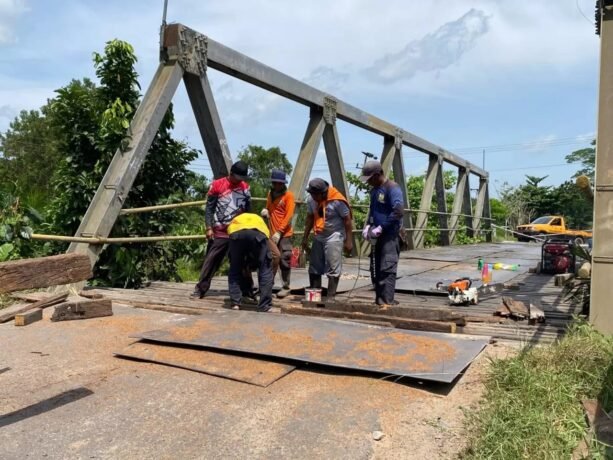 PERBAIKAN: Sejumlah pekerja dari Dinas SDABMBKPRKP melakukan perbaikan jembatan patah Sei Mentaya, belum lama ini.