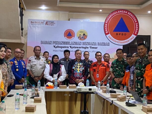 RAPAT: Wabup Kotim, Irawati saat mengikuti rapat lintas sektor siaga karhutla, Kamis (22/1).