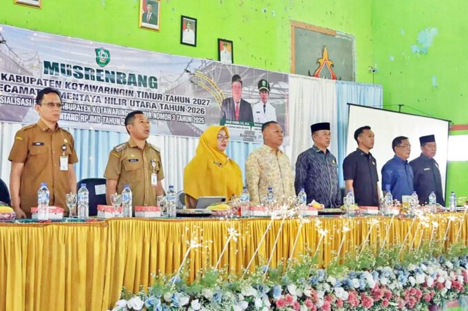 MUSREMBANG: Wabup Kotim, Irawati, saat mengikuti Musrembang tingkat Kecamatan MHU, Selasa (27/1).