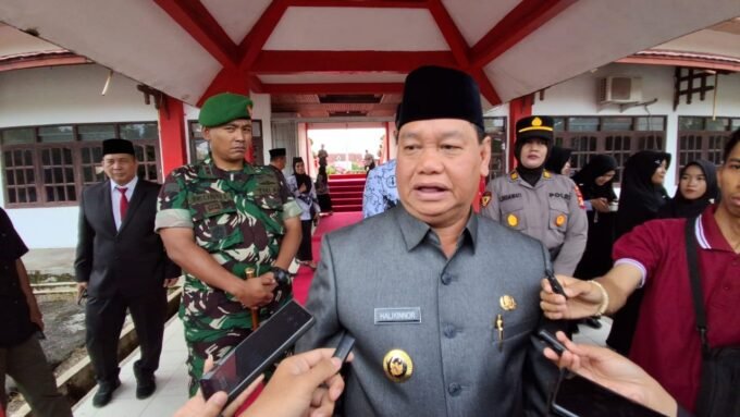 DIWAWANCARAI: Bupati Kabupaten Kotim, H Halikinnor saat diwawancarai awak media, belum lama ini.