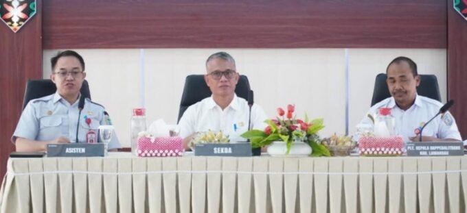 Lamandau PIMPIN RAPAT: Sekda Lamandau M Irwansyah, disela-sela kegiatannya saat memimpin rapat orientasi penyusunan RKPD tahun 2027, di Aula Bappedalitbang Lamandau, belum lama tadi.