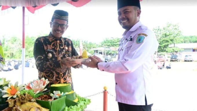 Lamandau HADIR : Wakil Bupati Lamandau Abdul Hamid, disela-sela kegiatannya saat menghadiri peringatan Hari Desa Nasional, di Halaman Kantor Kecamatan Sematu Jaya, belum lama tadi.
