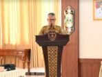 HADIR : Sekda Lamandau M Irwansyah disele-sela kegiatannya saat memimpin rapat sosialisasi Sistem Informasi Rencana Umum Pengadaan di Aula Bappedalitbang Lamandau, belum lama ini.