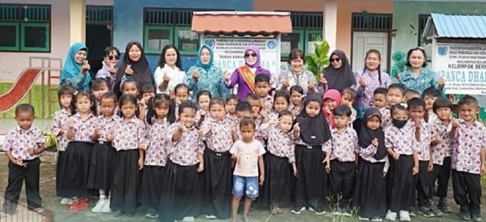 KUNJUNGAN KERJA: Ketua TP PKK Kabupaten Lamandau, Norol Latifah Rizky Aditya Putra, di sela-sela kegiatannya saat melaksanakan kunjungan kerja di Desa Sungai Buluh, Kecamatan Belantikan Raya, belum lama tadi.