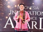 TERIMA PENGHARGAAN: Bupati Lamandau Rizky Aditya Putra, saat menerima penghargaan Indonesia Innovation Excellence Award 2026, di Harris Sunset Road Hotel Bali, pada Jumat (23/1).
