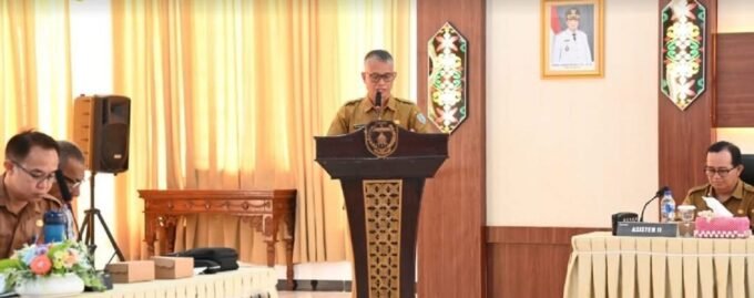 HADIR : Sekda Lamandau M Irwansyah disele-sela kegiatannya saat memimpin rapat sosialisasi Sistem Informasi Rencana Umum Pengadaan di Aula Bappedalitbang Lamandau, belum lama ini.