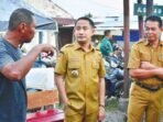 PALANGKA RAYA BERBINCANG: Wali Kota Palangka Raya, Fairid Napairin berdialog dengan Lurah Bukit Tunggal perihal kondisi lingkungan, beberapa waktu lalu.