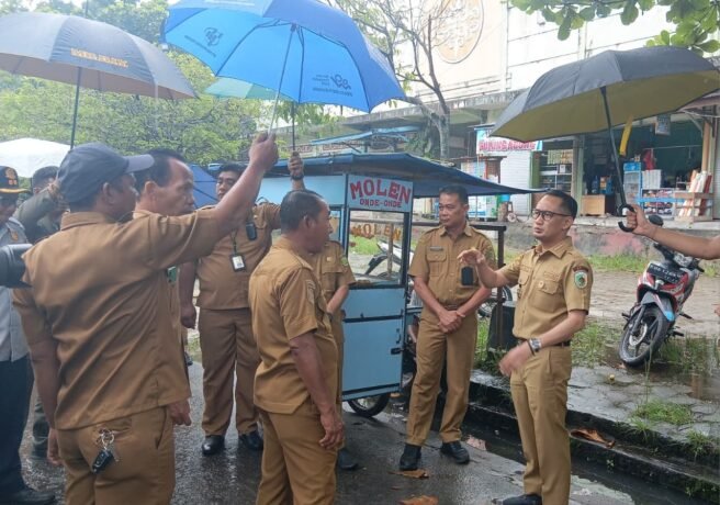 PENGECEKKAN: Wali Kota Palangka Raya, Fairid Naparin meninjau langsung kondisi drainase di sejumlah pasar, baru-baru ini.