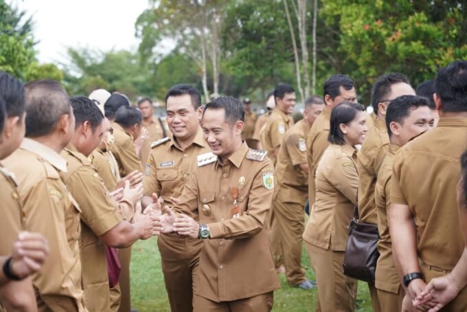 PALANGKA RAYA HANGAT: Wali Kota Palangka Raya, Fairid Naparin didampingi Wakil Wali Kota Palangka Raya, Achmad Zaini bersalam-salaman dengan jajaran ASN lingkup Pemko Palangka Raya, di Kantor Wali Kota, belum lama ini.