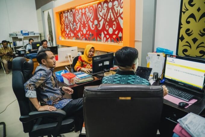 PALANGKA RAYA SIDAK: Wali Kota Palangka Raya, Fairid Naparin mengecek langsung data pajak yang terdata di Bapenda Kota Palangka Raya, beberapa waktu lalu.