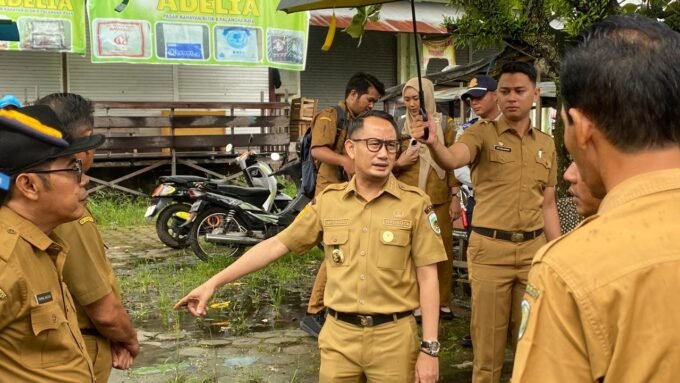 TINJAU: Wali Kota Palangka Raya, Fairid Naparin meninjau kawasan pasar, baru-baru ini.