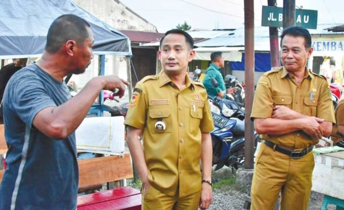 BERBINCANG: Wali Kota Palangka Raya, Fairid Napairin berdialog dengan Lurah Bukit Tunggal perihal kondisi lingkungan, beberapa waktu lalu.