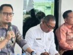 DISKOMINFO ARAHAN: Wali Kota Palangka Raya, Fairid Naparin mendengarkan sekaligus memberikan arahan kepada pelaku usaha serta konten kreator untuk memajukan Pasar Datah Manuah, Kamis (15/1).