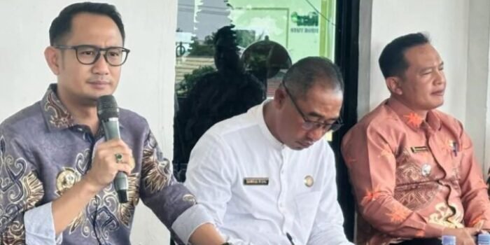 DISKOMINFO ARAHAN: Wali Kota Palangka Raya, Fairid Naparin mendengarkan sekaligus memberikan arahan kepada pelaku usaha serta konten kreator untuk memajukan Pasar Datah Manuah, Kamis (15/1).