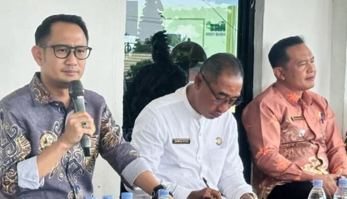DISKOMINFO ARAHAN: Wali Kota Palangka Raya, Fairid Naparin mendengarkan sekaligus memberikan arahan kepada pelaku usaha serta konten kreator untuk memajukan Pasar Datah Manuah, Kamis (15/1).